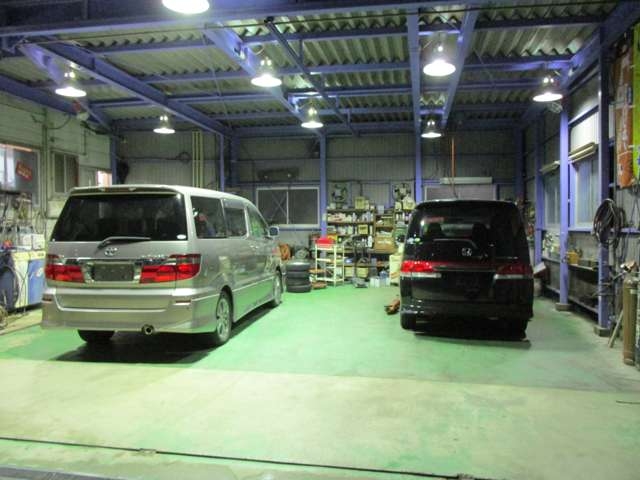 在庫車両は常時40台以上ございます。お客様に安心して車をご購入頂けるように販売後のｱﾌﾀｰに力を入れております。販売6か月後に無料点検も実施しております。