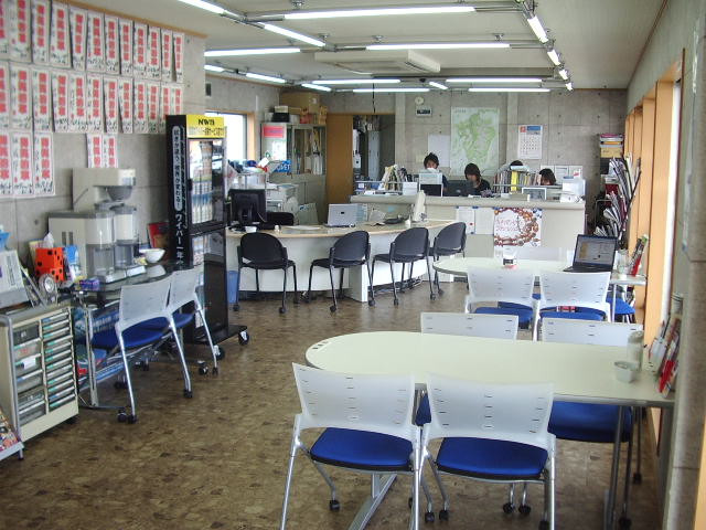 広くて清潔な店内。２万台以上の共有在庫より希望のお車見つけます。又、ご希望のお車等もオークションにて画像やオークションの出品表で確認出来ますので選び放題ですよ！