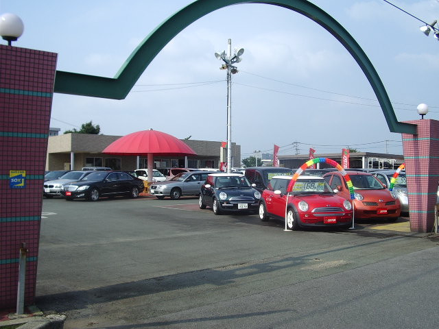 広い入り口・広い通路・広い駐車スペース。女性の方でも安心してご来店いただけます。