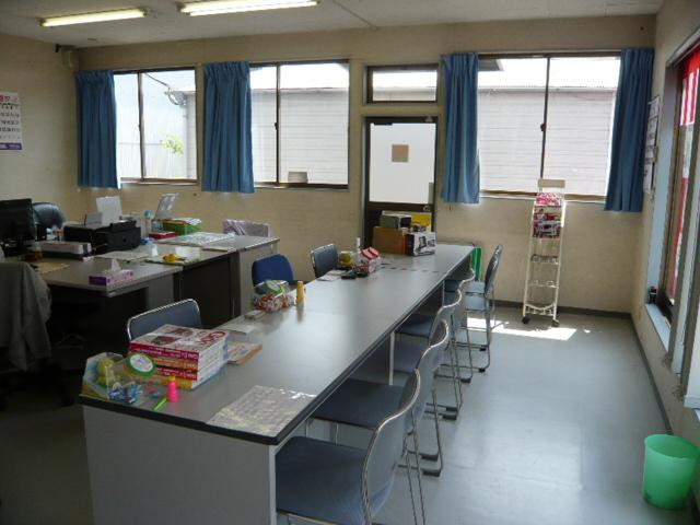 【業務内容】新車販売、無料査定、買取、下取り、板金、塗装、車検、ナビ、オーディオ、ETC、エアロなど新品及び中古品を格安にて販売や取り付けもしておりますのでお気軽にお問い合わせ下さい。