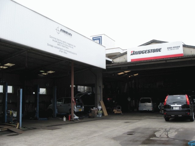 陸運局指定工場完備です。あなたのお車のお悩みを何でもご相談下さい。中古車販売以外にも、整備・車検・板金など承ります。一度ご連絡ください。