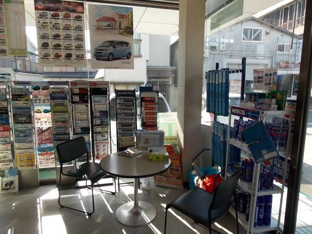 商談スペースです。新車のカタログもズラリッ！！注文販売も承ります。