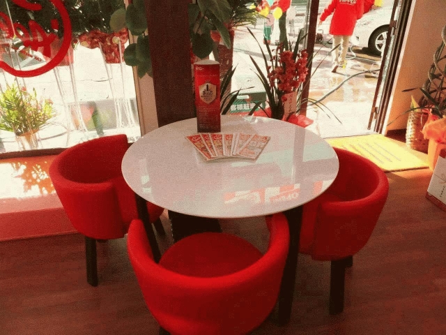 店内はおしゃれなカフェのような創りになってます。落ち着いた雰囲気でご相談頂ける空間です!