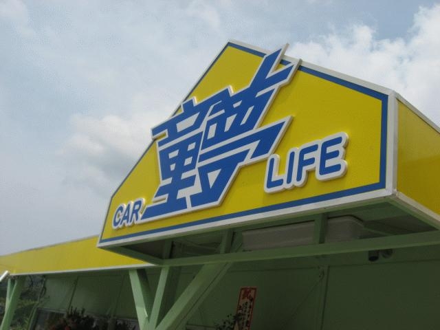 駐車スペースは広く設けておりますので、お気軽にご来店ください。また、電話・メールでの問い合わせも可能ですので、気になるクルマがございましたら、遠慮なくお問い合わせください。