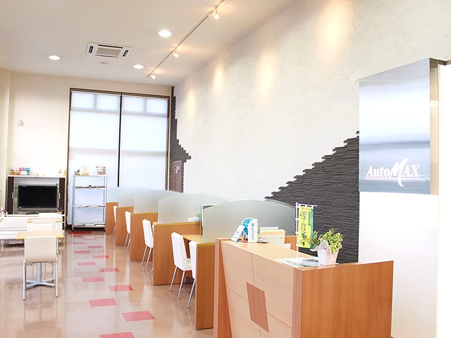 在庫車をキレイに保つことはもちろん、ショールームをお客様が過ごしやすい空間にすることにも、全力を注いでおります。