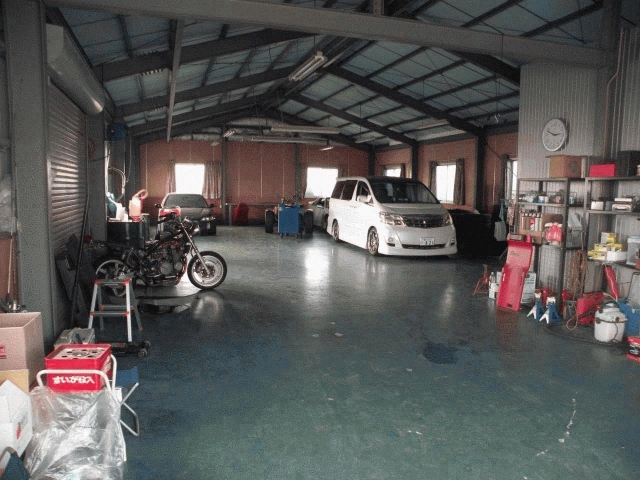 広々としたガレージです。車もいっぱい入ります。