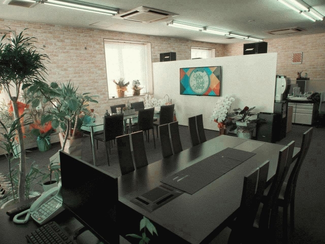 店内は広くクリーンな空間を心がけていますので、商談や作業の待ち時間にご利用ください。テーブルも広くご家族やお友達皆さんでご来店いただいても大丈夫です。