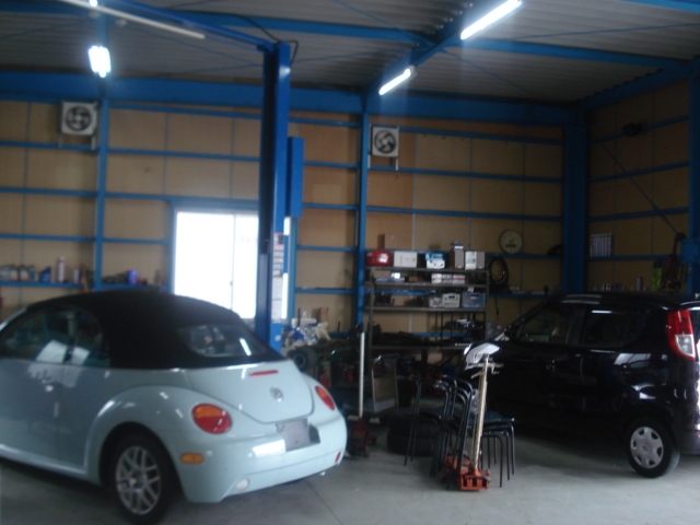 整備ピットを併設しておりますので、オイル交換や点検・車検整備までアフターフォローもお任せ下さい。修理や板金塗装もぜひご相談ください！