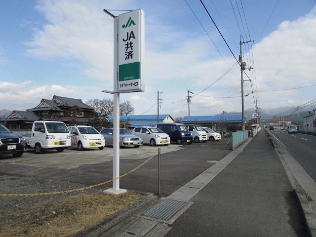 弊社は、認証工場完備なので車検から鈑金塗装、日頃のカーメンテナンスなど幅広く対応致します！提携メーカーから直接仕入れし比較的低価格でオイル交換なども行えますので、どんな些細なことでもお任せください。