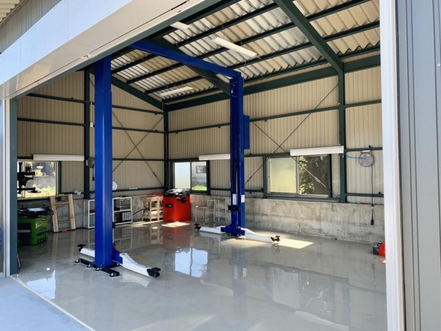 自社整備工場完備なのでアフターフォローも安心！当社では自社工場を完備しております。車検整備、板金、修理などなどお任せください(^^)他にもクルマのことなら何でもご相談くださいませ！