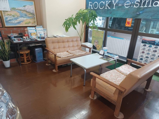 当店ではお客様にくつろいでいただけるように商談スペースを準備しております！