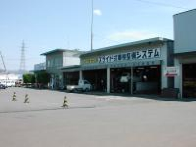 車の中古パーツやハーレーなどのバイク販売もしております。お気軽にご来店お待ちしております。