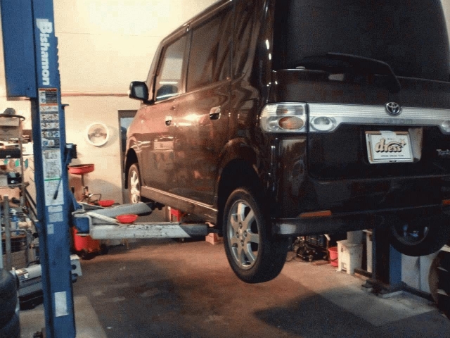 定期点検記録簿にもとずき点検整備・消耗品などの交換などをさせていただきます。もちろんエンジンオイル・エレメント・ワイパーゴムなど新品交換致します。