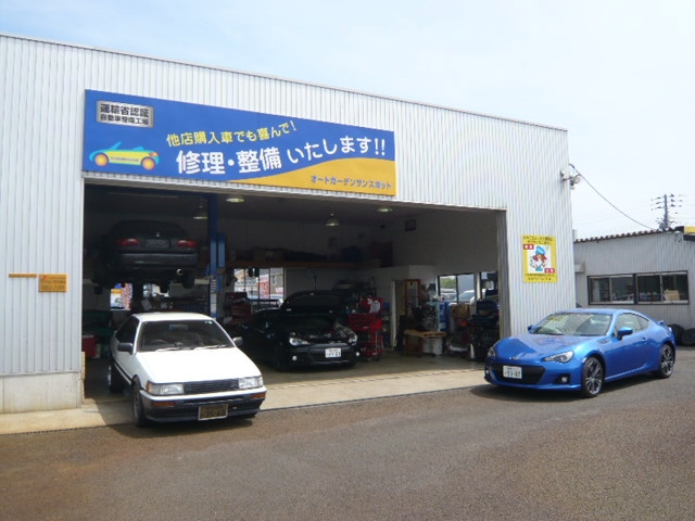 展示車常時約100台。系列店の展示車総数200台以上。軽カー、人気のミニバン、セダン、コンパクトカーなど、幅広く取り揃えております。お客様にピッタリの1台が必ず見つかるはず！