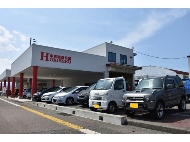 道路沿いに、ホンダ車、他銘柄の中古車を展示しております。ぜひお立ち寄り下さい。御希望の車が展示されていない場合、当店スタッフに お気軽に御相談下さい。