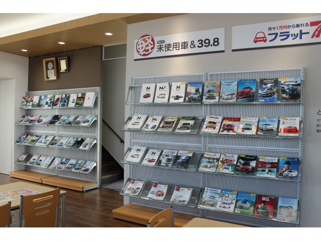 カタログも豊富に取り揃えておりますので、目当てのクルマの名前が分からなくても安心♪