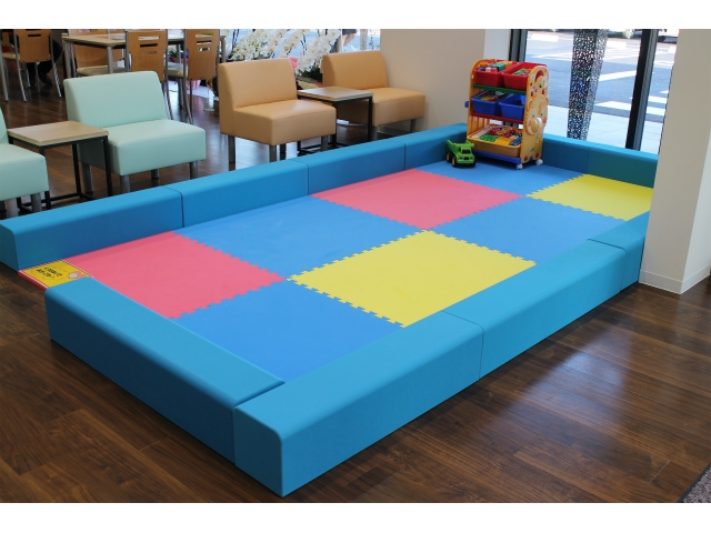 小さなお子様づれのお客様にもゆっくりくつろいで頂けるように、キッズルームもご用意しております。ドリンクを飲みながらごゆっくりとお過ごし下さい。