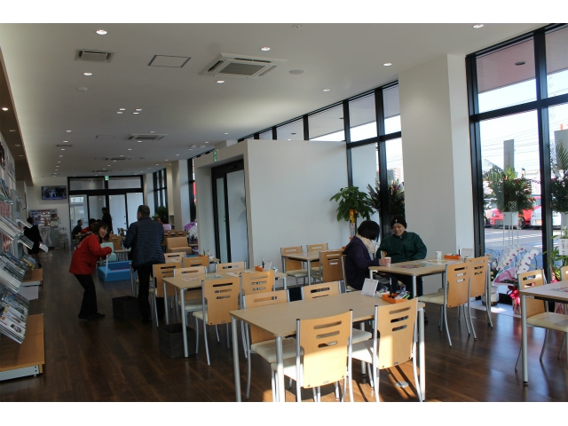 商談スペースです。窓を大きくとってあるので、明るい雰囲気でお話できます。軽自動車の事なら何でもご相談ください！！