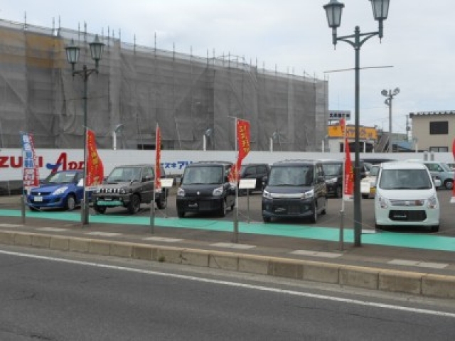 11人のサービススタッフたちがお客様の愛車を大切に整備・点検・修理いたします！お車のことならなんでもすぐ答えてくれますよ（＾＾）愛車のメンテナンスぜひお任せください