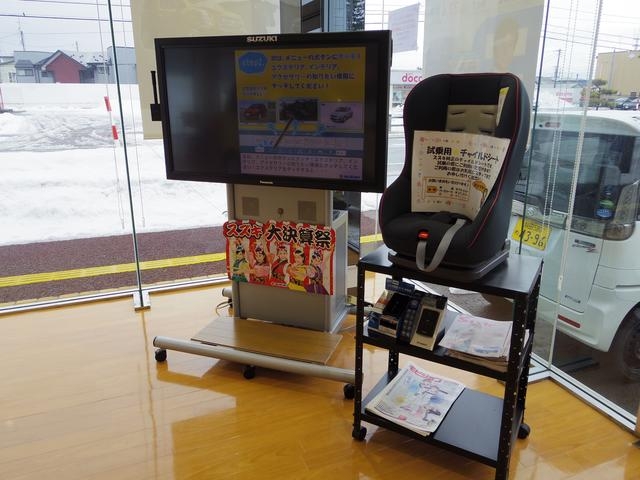 大型モニター完備！試乗車用の純正チャイルドシート御用意してお待ちしております。