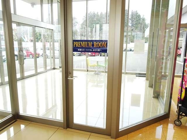 当店には納車室も完備です☆ お車やアフターフォローのご説明を、１組ずつじっくりご説明いたします！