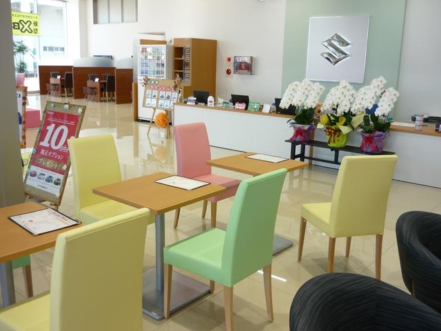 広く綺麗なショールームで、くつろげます。