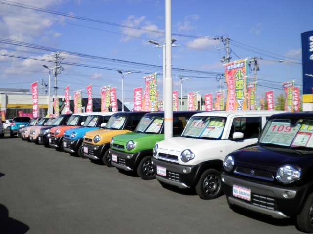 常時約40～50台の中古車を展示しております。