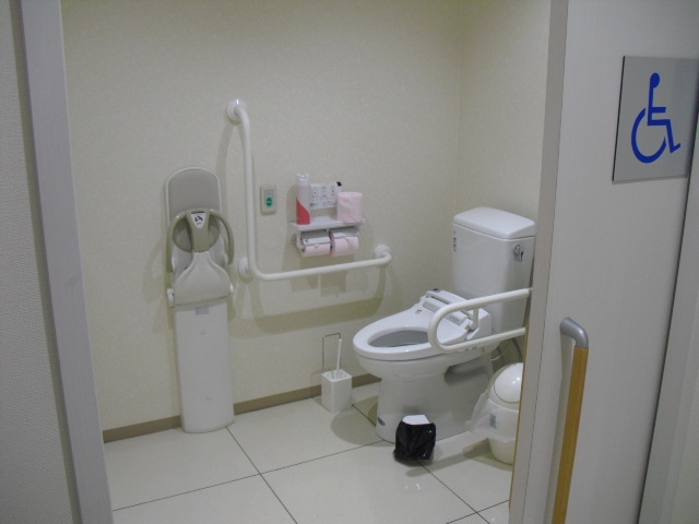 車いすのお客様用のトイレもございます。