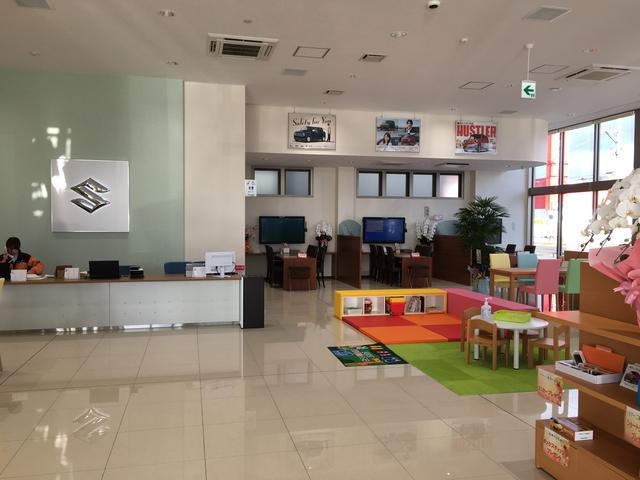 ゆったりくつろいでいただける、広いショールーム。