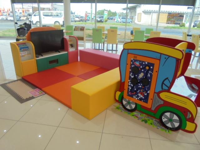 キッズスペ－スあります。たくさんの絵本をご用意しております。遊びに来てくださいね♪