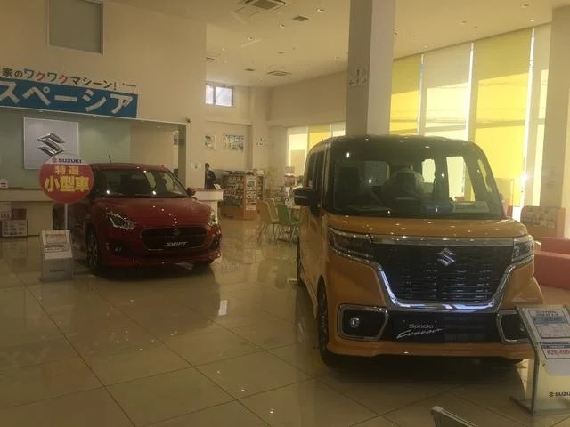 新車を屋内展示しております。是非見に来てください。