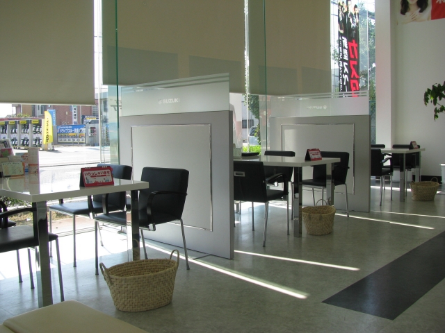 商談スペースです。ゆっくりじっくりご検討ください。フリードリンクもございます。