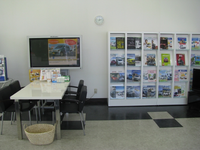 カタログもご覧いただけます。大型のモニターは車の色なども変更しながらご覧になれます。