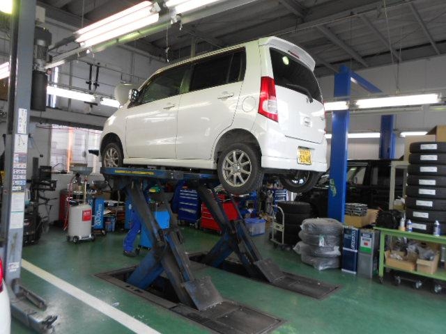 点検整備もお任せください、スズキ専門の整備士がお客様のお車をしっかりとメンテナンス致します。