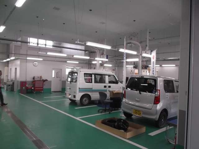整備工場はリフト６基に車検検査ラインを完備しています。２９年１月より、民間指定工場となりました。土日の車検が可能です！！