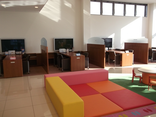 落ち着いた商談コーナーには、キッズコーナーを隣接しております。