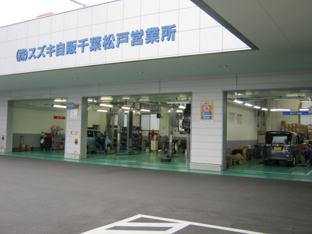７台分のスペースを備えたサービス工場も完備しております。車検・点検・修理等もスズキ専門サービススタッフにお任せ下さい！納車前にディーラーの安心法定１２ヶ月点検・オイル交換の上、ご納車させて頂きます