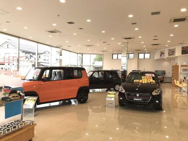 広くて明るいショールームでゆっくりお話が出来ます。新車の展示もしてあります。目移りしないでくださいね