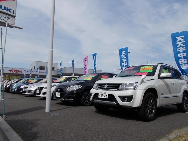 中古車展示場には試乗車で使っていた程度の良いクルマが約６０台並んでいます！