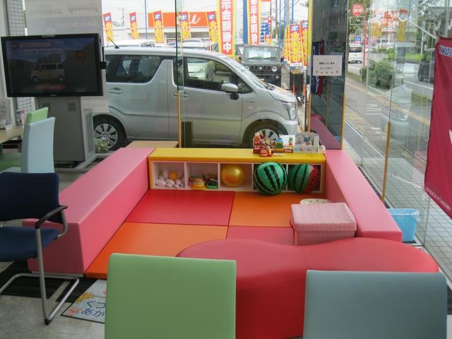 キッズコーナーも完備です☆お子様連れでも安心してお車選びができます。