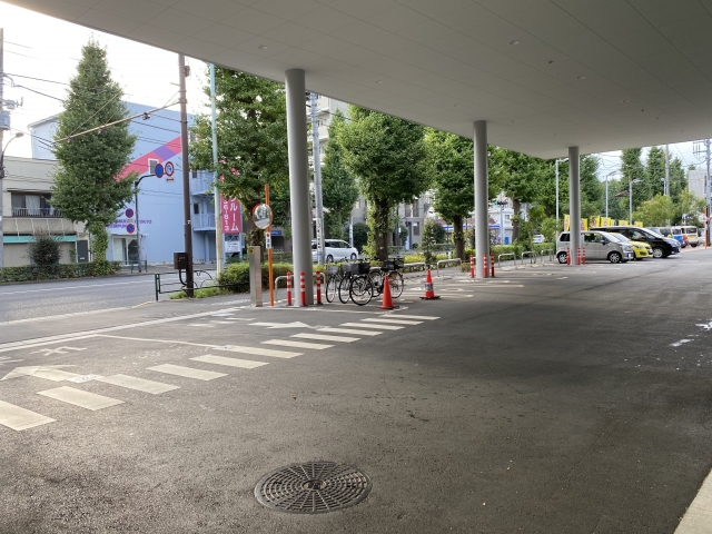 当店はお客様駐車場が広く、駐車が苦手な方にもお気軽にお越し頂けます。スタッフが代わりに駐車することも可能ですのでお声がけください！！