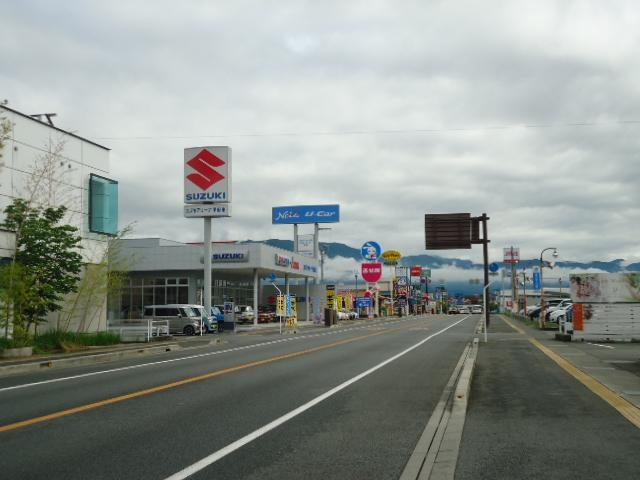 甲府北方面よりお越しの際は横根跨線橋南信号を過ぎて国道２０号方面へ向かい左側になります。