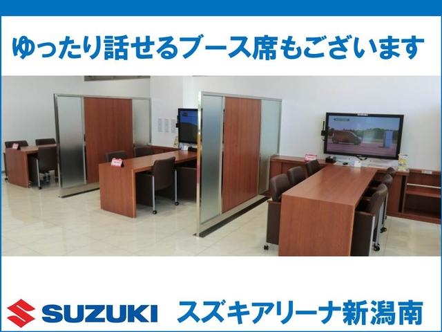 広々したショールームはパステルカラー調と木目で統一して明るく楽しい雰囲気です。