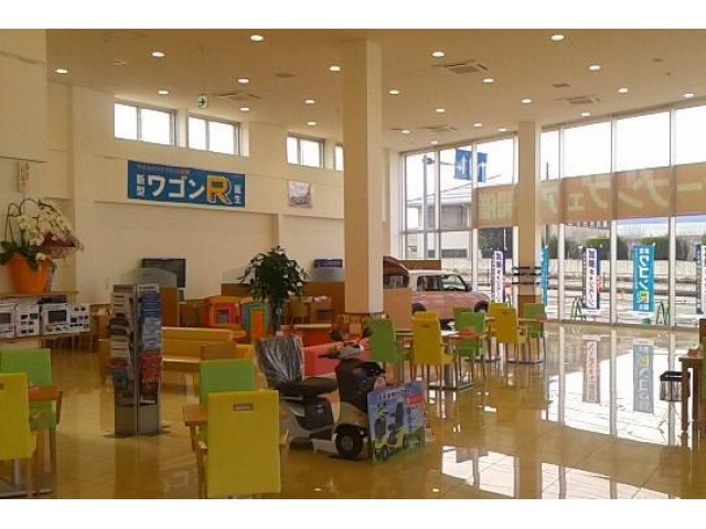 商談スペースです。ショールームは開放感があり、テレビや雑誌、ドリンクなどをご用意しておりますので、点検などの待ち時間も快適にお過ごし頂けます★