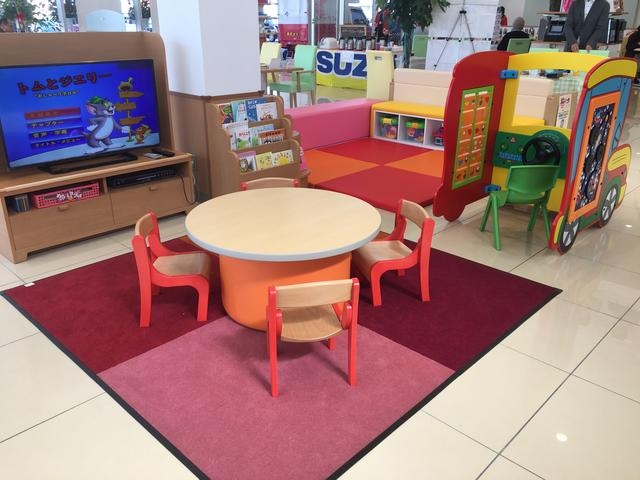 キッズスペース・授乳室完備。小さなお子様連れのお客様も安心して商談にお臨み下さい。キッズスペースは中央のすぐ目が届く所にあり、たくさんおもちゃを揃えております！