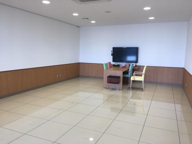 お車を購入されたお客様が一番のお楽しみといえば、ご納車ですよね！お客様の永いカーライフのスタートはこの特別な納車ルームから始めてください！