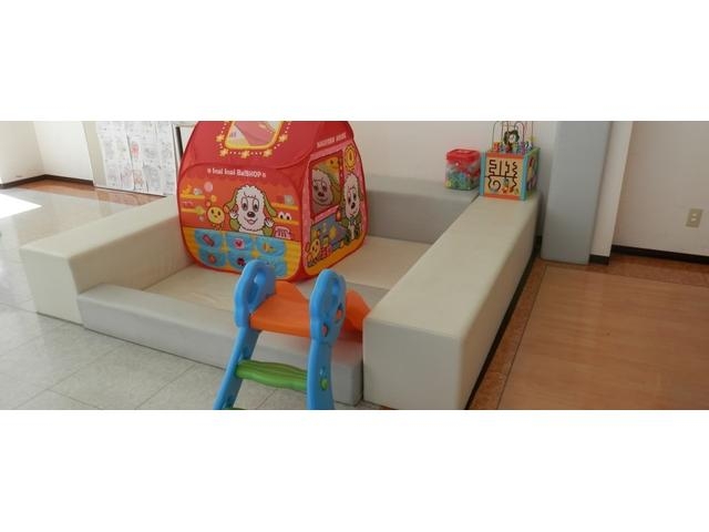 キッズスペースも完備しています。お子様連れでも安心！ご家族でご来店お待ちしています！