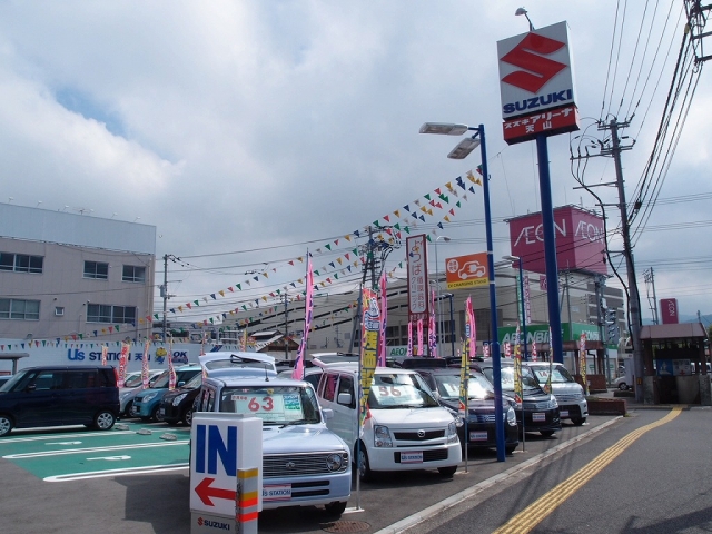 松山市天山交差点角！イオンさんを目印にご来店ください。また、鉄道でご来店のお客さまには「いよ立花」駅までお迎えにあがります。お電話お待ちしています。