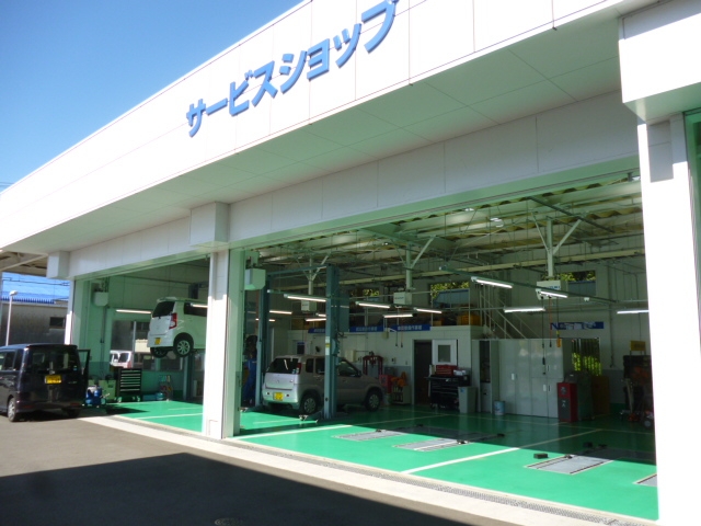 ４基のリフトを備えておりますので、整備もお待たせいたしません！