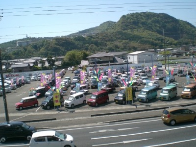 敷地内にギッシリと中古車を展示しておりますのでご来店頂ければその規模に圧倒されるかもしれません。